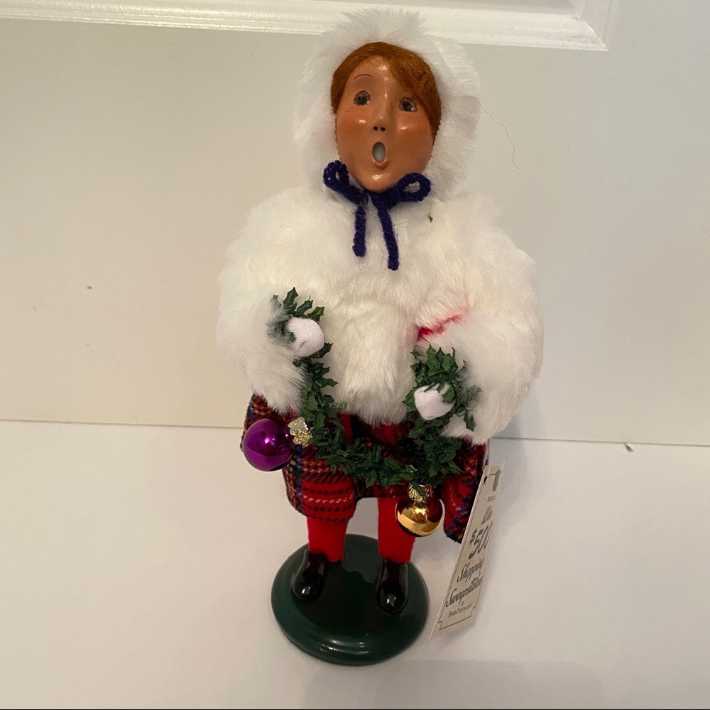 BYERS’ CHOICE CAROLER NEW NWT LADY WOMAN WHITE PLAID HOLIDAY HOME DECOR USA